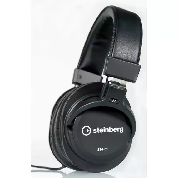 STEINBERG UR22 MKII Recording Pack Комплект для звукозаписи. 2-канальный звуковой USB-интерфейс UR22 mkII, полноразмерные динамические наушники ST-H01, конденсаторный микрофон ST-M01, ПО: Cubase AI