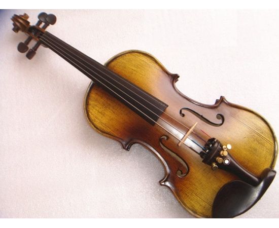 VITORIA VV150-44 Скрипка 4/4 ель/волнистый клен, широкий подбородник, в кейсе, смычок, канифоль