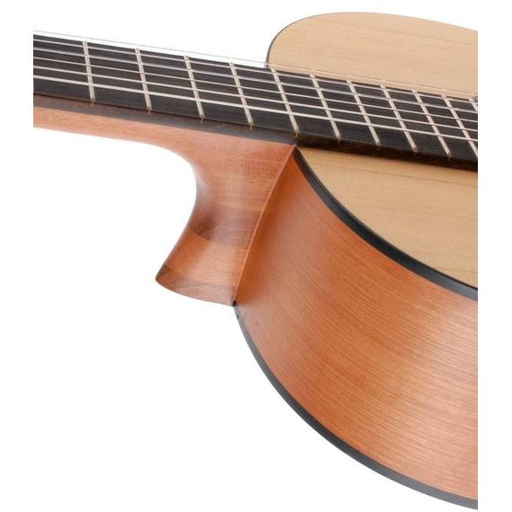 YAMAHA C40M классическая гитара. Корпус: индонезийское красное дерево, верх: ель, гриф: нато, накладка грифа: палисандр