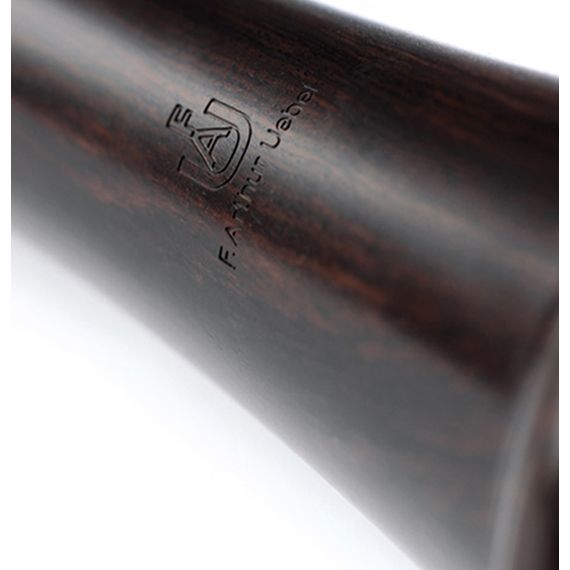 UEBEL 425957 Кларнет A "ADVANTAGE L" Строй: A Корпус: отборное африканское черное дерево Grenadilla Клапаны: 18 Кольца: 6 Механика: посеребренная Рычаг Eb: есть Тональные отверстия: подрезанные Подушки: кожаные В комплекте: два бочонка, мундштук Vandoren,