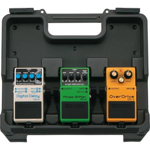 BOSS BCB-30 бокс для педалей. Корпус из прессованного пластика.